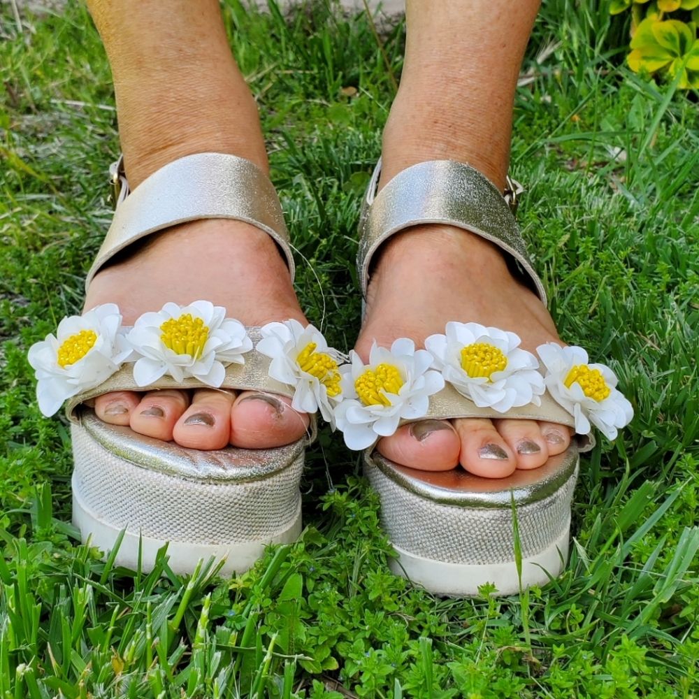 🚫SOLD🚫Betsey Johnson  Daisy flatform wedges